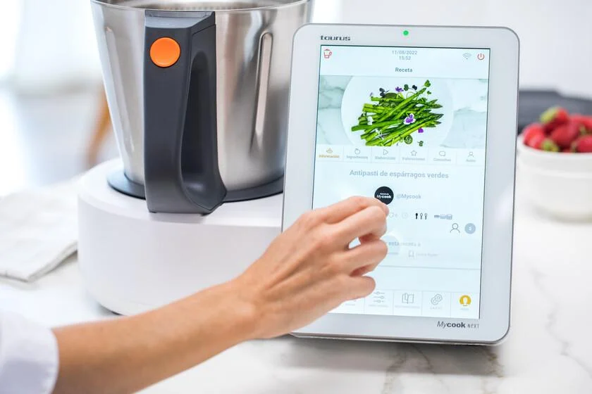 Robot de cocina Taurus Mycook Next con pantalla táctil mostrando receta