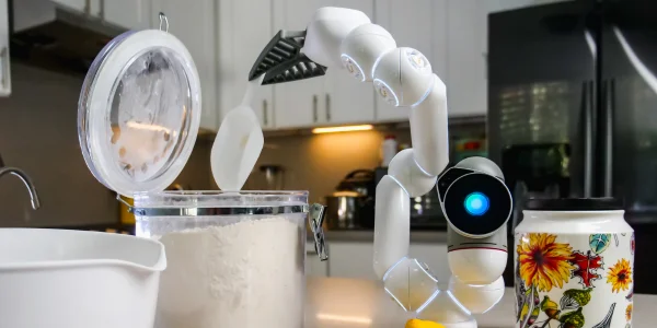 Robot de cocina multifunción preparando una receta en una cocina moderna.